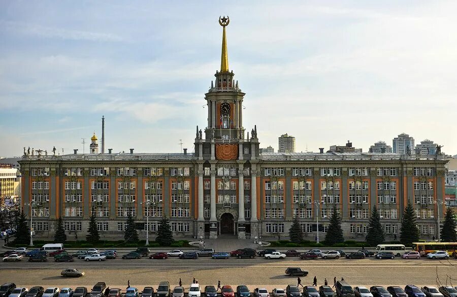 Здание свердловского горсовета екатеринбург. Екатеринбург площадь 1905 года администрация. Горсовет екатеринбург сталинский ампир. Здание мэрии москвы. Администрация города омска, управление делами, омск.