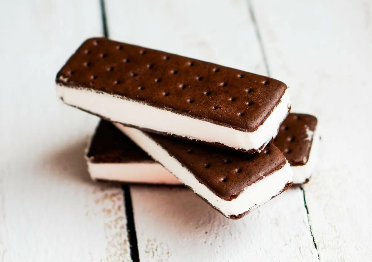 Мороженое сэндвич с печеньем. Ice Cream Sandwich мороженое. Мороженое с печеньем сэндвич. День сэндвич-мороженого (National Ice Cream Sandwich Day) в США. Печенье для мороженого.