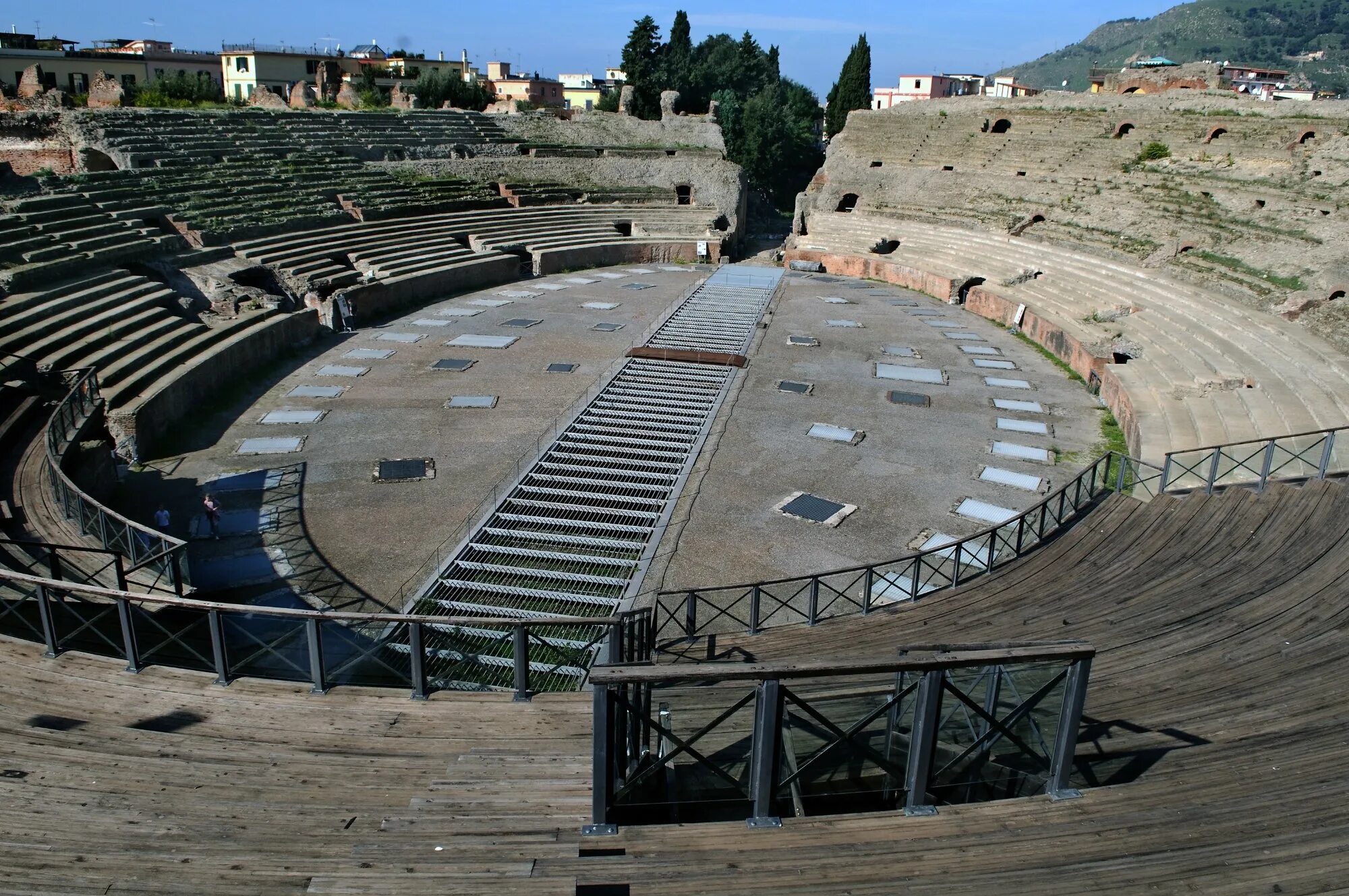 Pozzuoli Италия Anfiteatro. Амфитеатр в Поццуоли. Римский амфитеатр в Анконе Италия. Амфитеатр в Кабрасе Италия. Известный амфитеатр