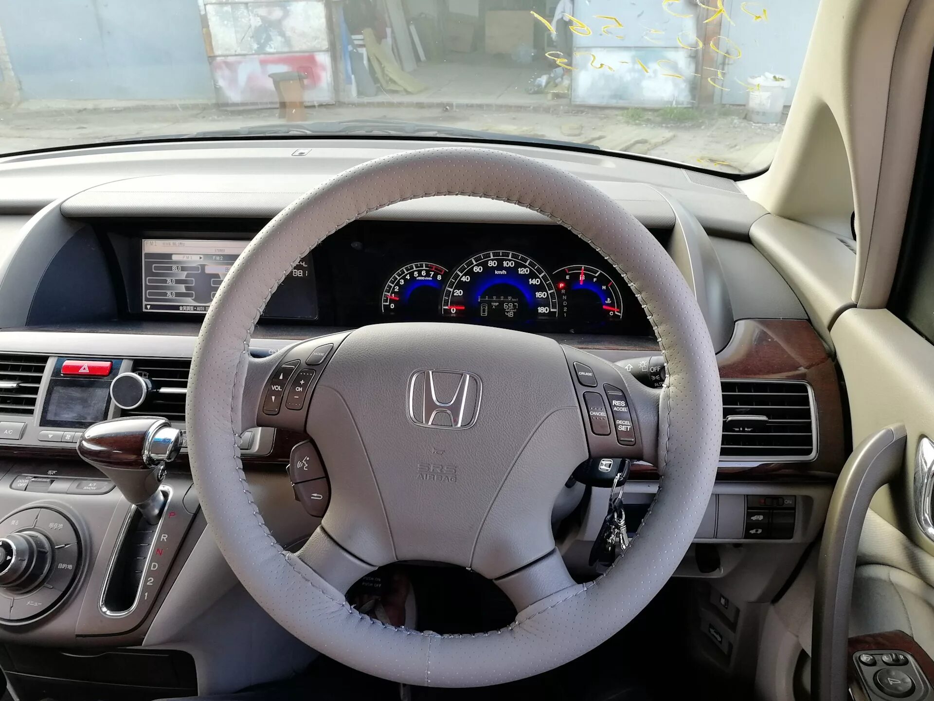 Honda elysion 2005 салон. Руль хонда элизион. Оплетка на руль хонда одиссей. Honda elysion prestige левый руль. Honda elysion 2004 2.