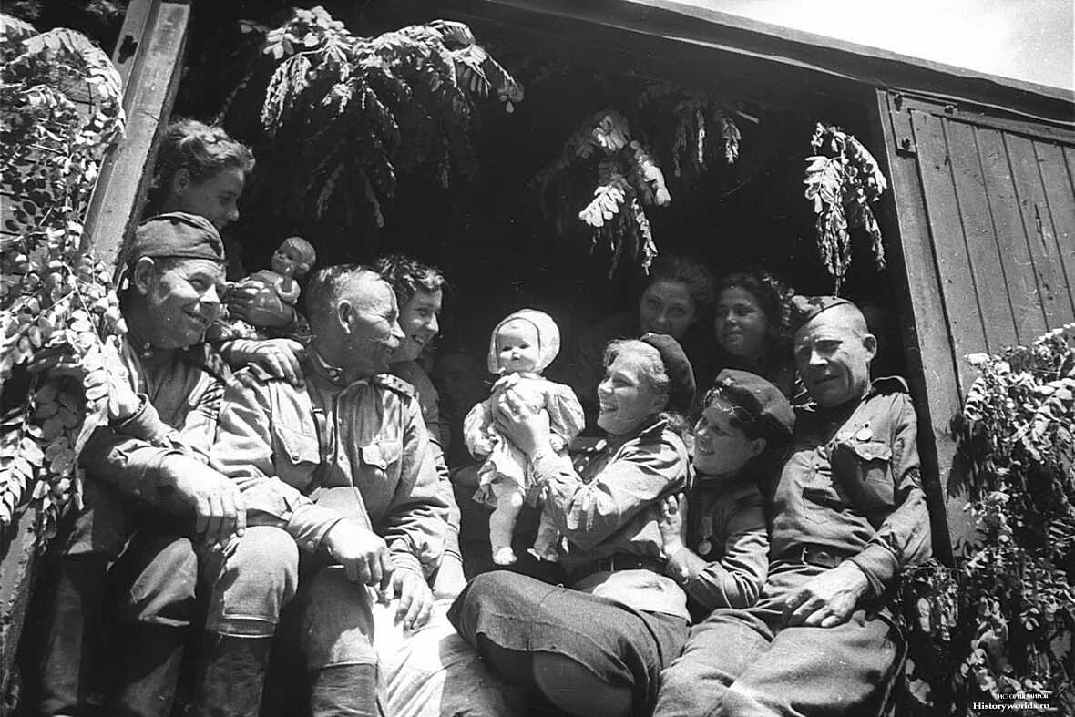 Человек на фотографии история. Советские солдаты 1945 победа. Эшелон Победы 1945. Встреча солдат после войны 1945. Возвращение солдата ВОВ 1941-1945.