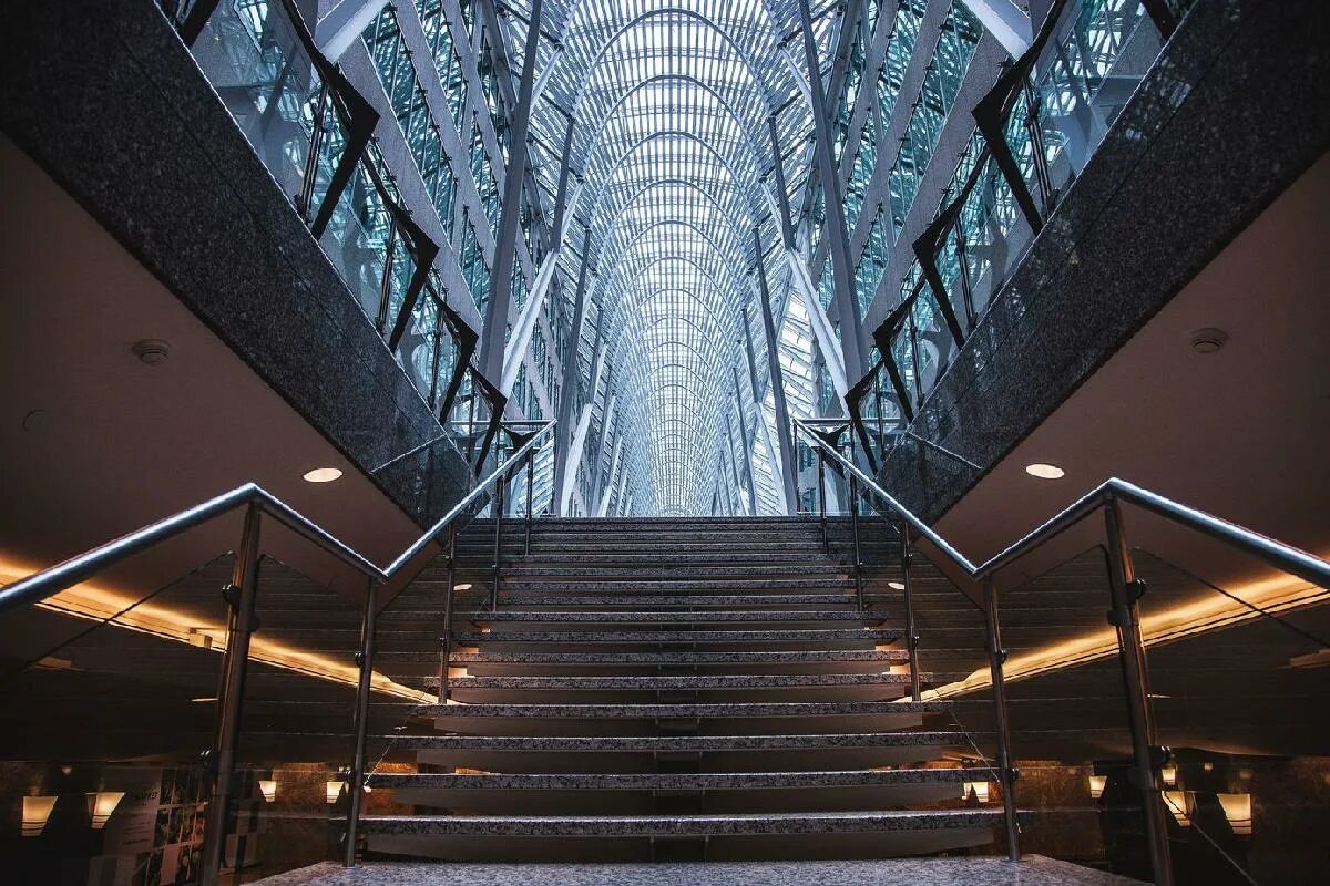 Сходи сейчас. Лестница в здании. Лестница в небоскребе. Лестница архитектура. Современная архитектура лестницы.