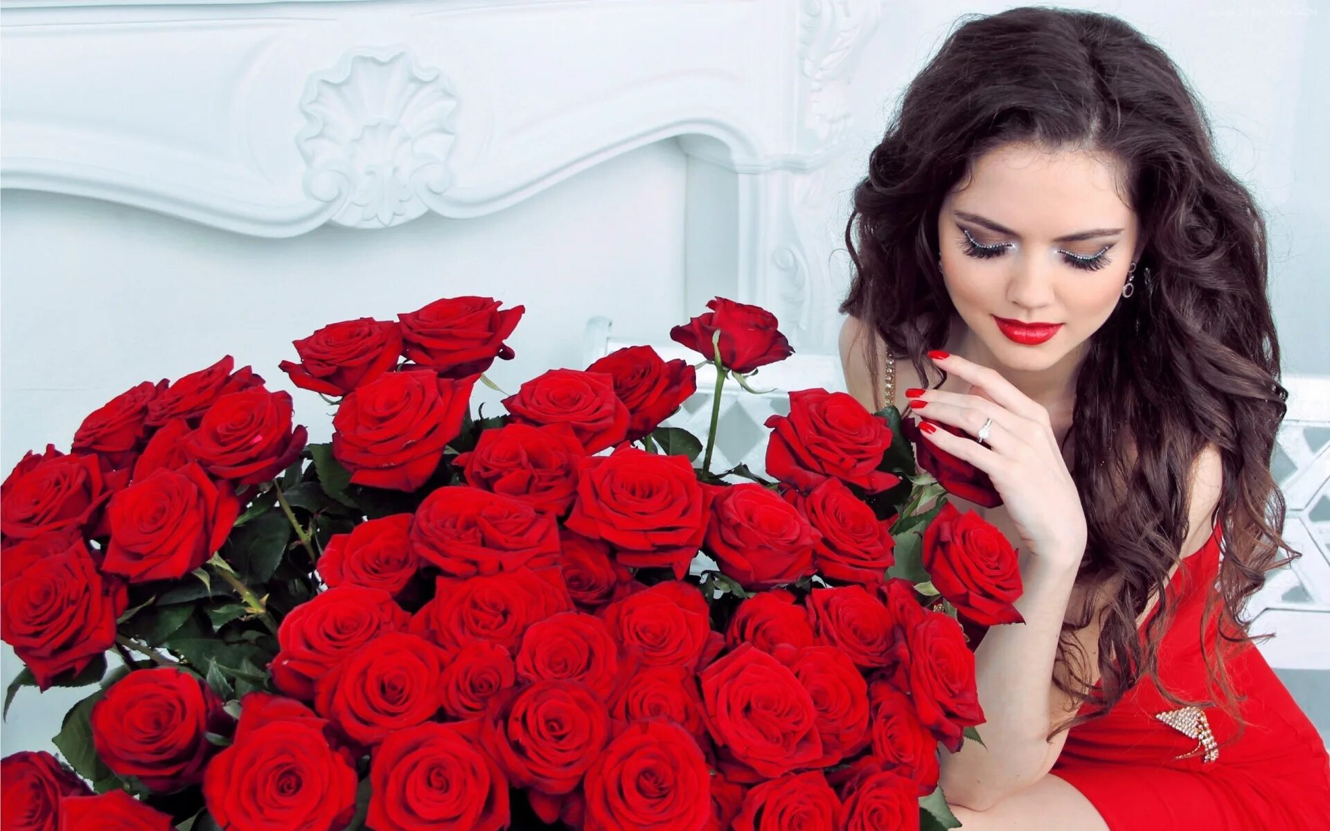 Девушка розы видео. Фотосессия с розами. Девушка с розой. Девушка с цветами. Девушка с красными розами.