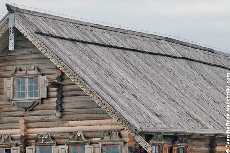 Кровля из теса. Дранка гонт шиндель лемех. Тесовая кровля. Лемех кижи. Покрыли тесом.
