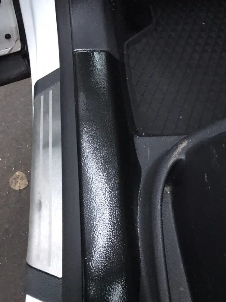 Защита порогов от царапин. Защита порогов пластик. Защита порогов пластик. Защитная пленка на пороги внутренние аутлендер-3. Накладки на пороги шевроле кобальт 2020.