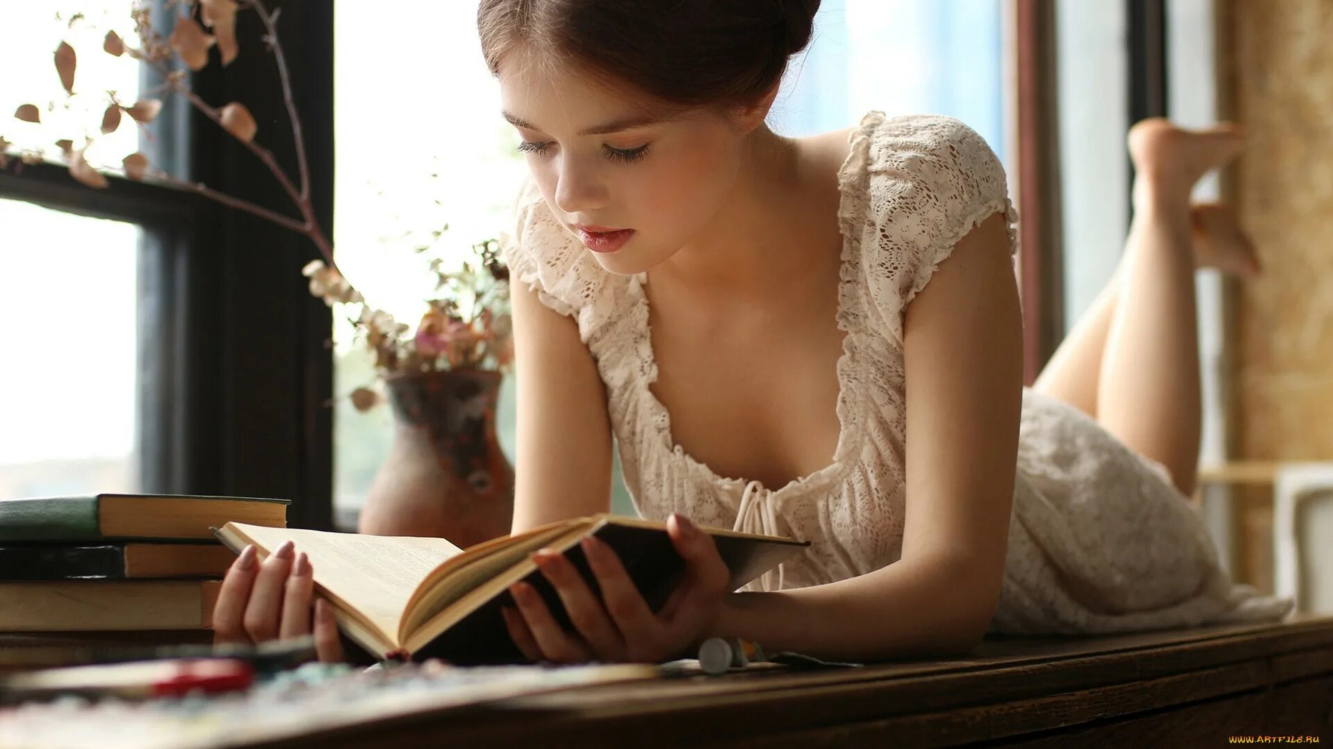 Голая модель с книгой