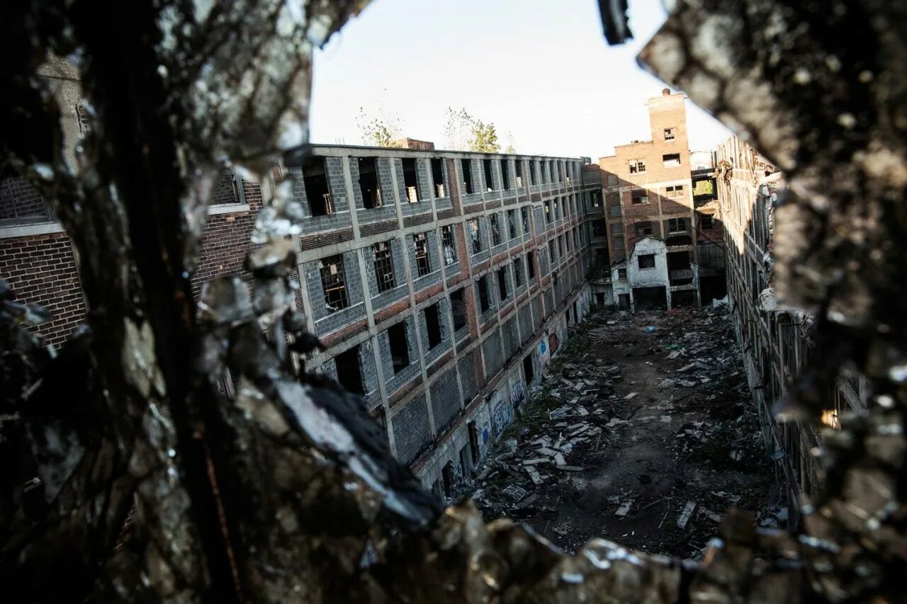 кладбище в тумане. город мосфильм руины города. с. город призрак в америке детройт. старый город умирает.