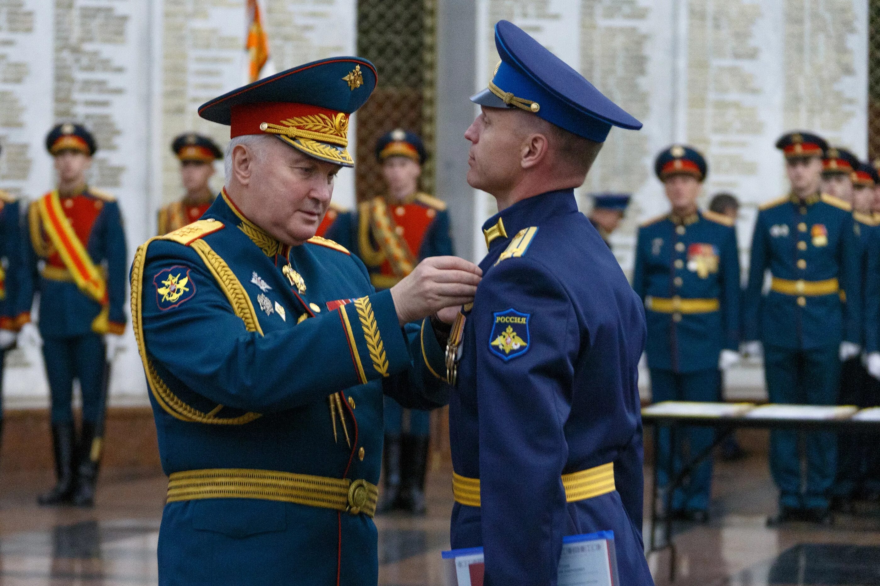 Качества офицера российской. Парадная форма офицеров ВКС РФ. Новая парадная форма офицеров вс РФ. Генерал полковник Картаполов. Новая парадная форма Генерала ВКС РФ.