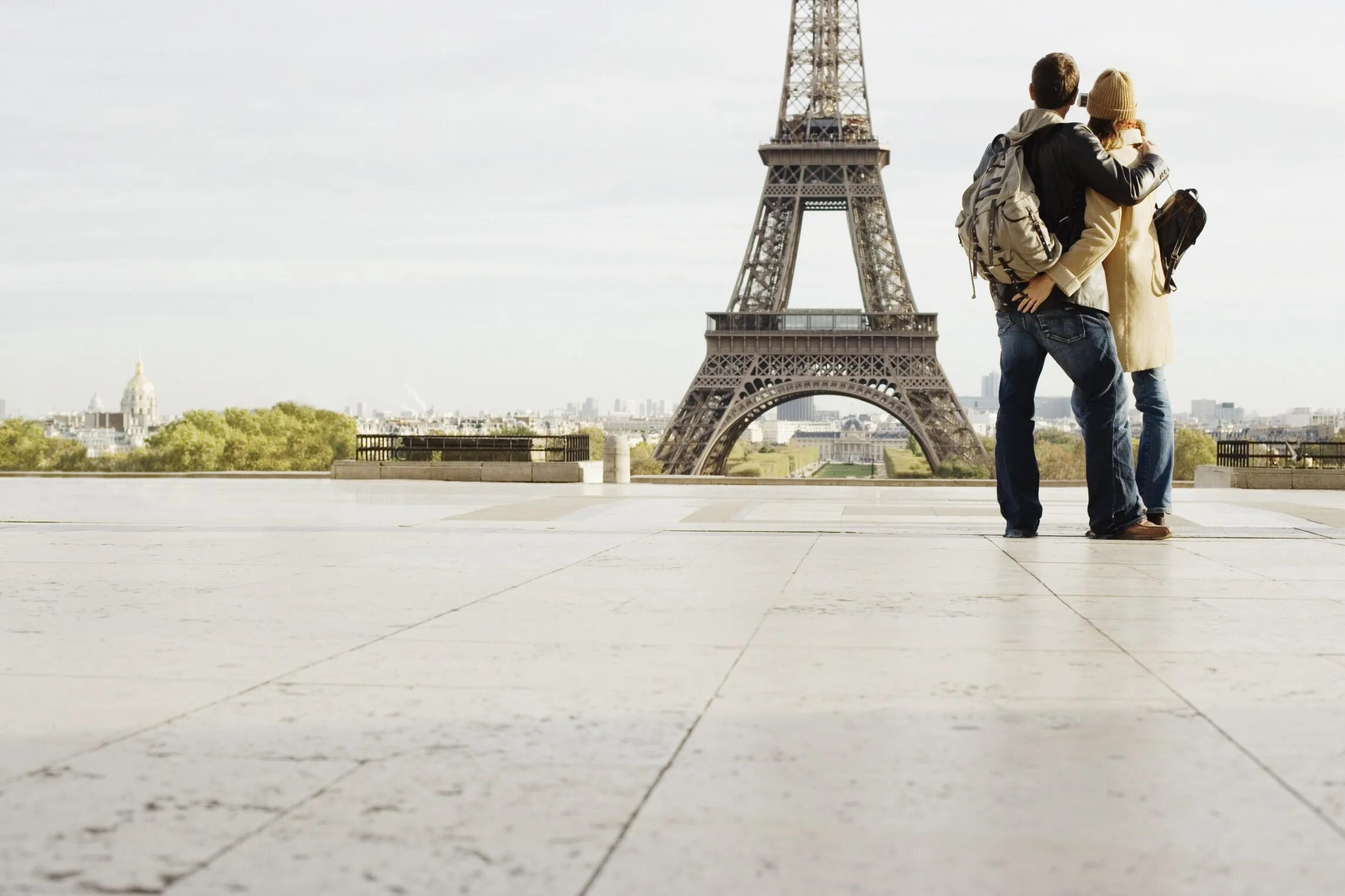 Пара в Париже. Путешествие с любимым. Эйфелева башня туристы. Влюбленная пара в Париже. Влюбленные и башня