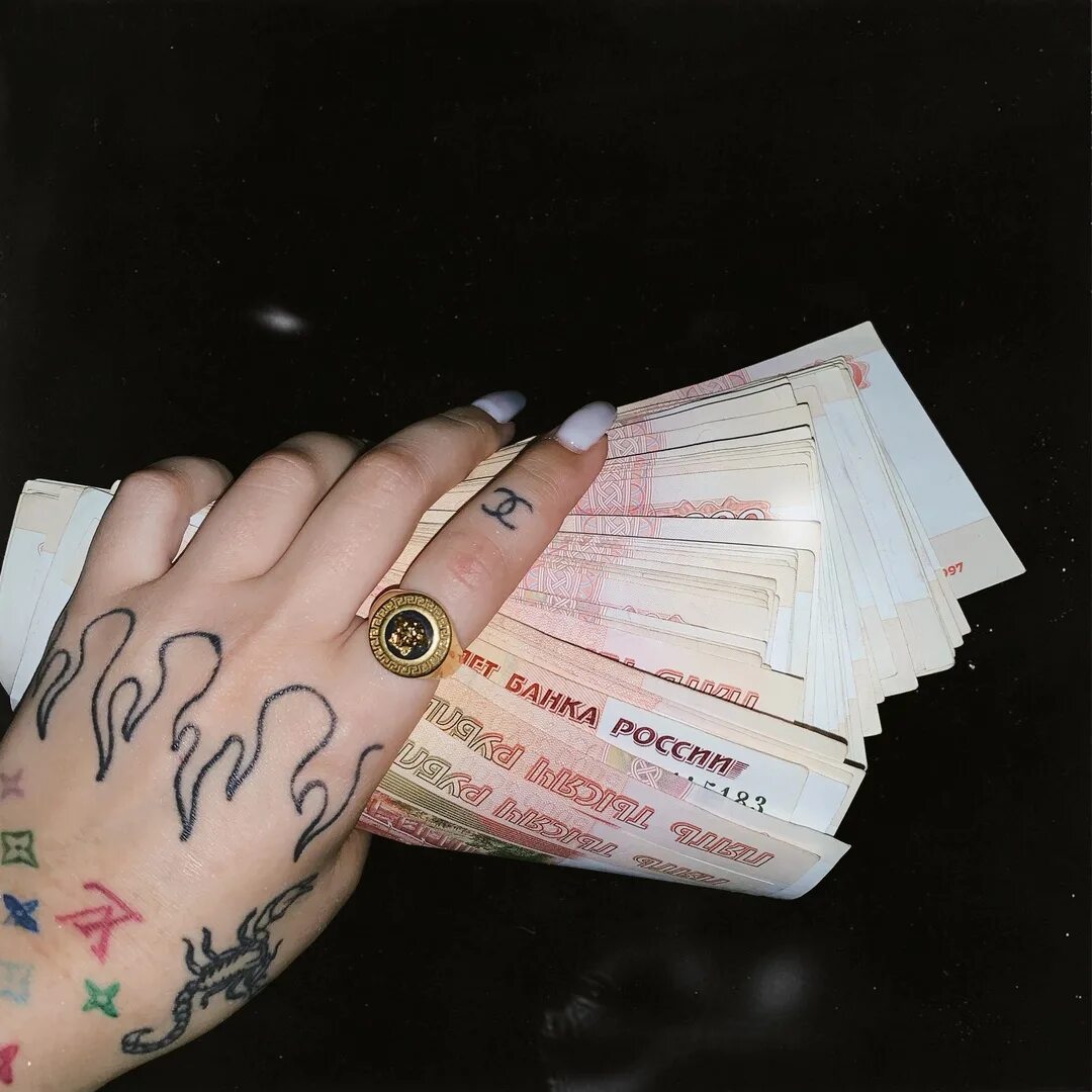 много денег. очки с деньгами. деньги мем. алишер моргенштерн 2022. негр на куче денег.