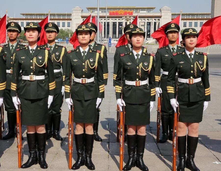 Рота почетного караула девушки. Девочки в почетном карауле. Белорусские женщины военные на параде. Почетный караул на параде. Преображенский полк рпк вмф форма.