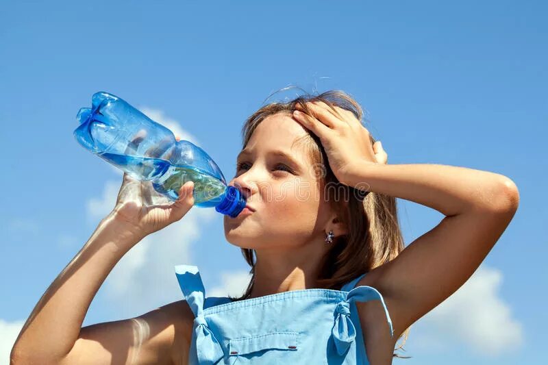 Дети пьют из бутылки. Пьет воду из бутылки. Девочка пьет воду. Девушка пьет воду из бутылки. Девушка с бутылкой воды.