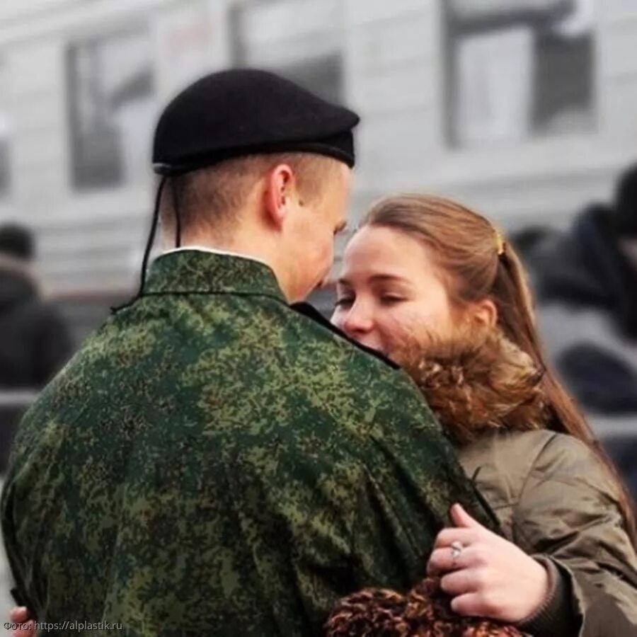 Солдат обнимает. Парня провожают в армию. Девушка провожает. Девушка провожает в армию. Русская жена ждет мужа