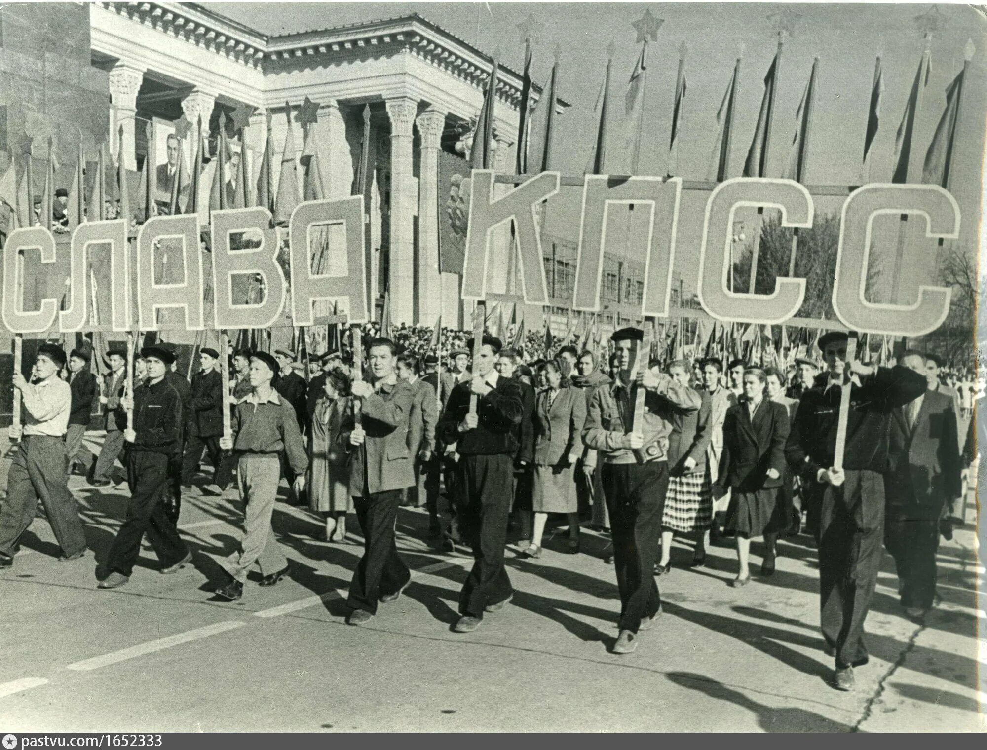 Аллея парадов Ташкент. Демонстрация трудящихся. 1957 Парад Ташкент. СССР 1980 год УЗССР девушки идут на параде.