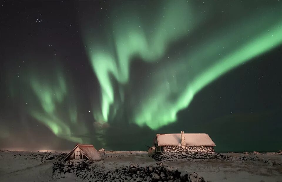 Красный явления природы. Полярное сияние Исландия. Рейкьявик Северное сияние. Северное сияние это природное явление. Атмосферное явление полярное сияние.