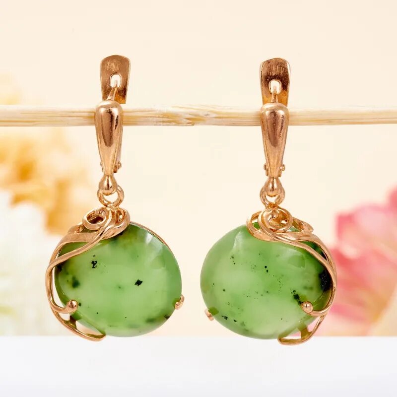 серебряные украшения с нефритом. золотые серьги с жадеитом. украшения с натуральным нефритом. нефрит в золоте. украшения с нефритом в золоте.