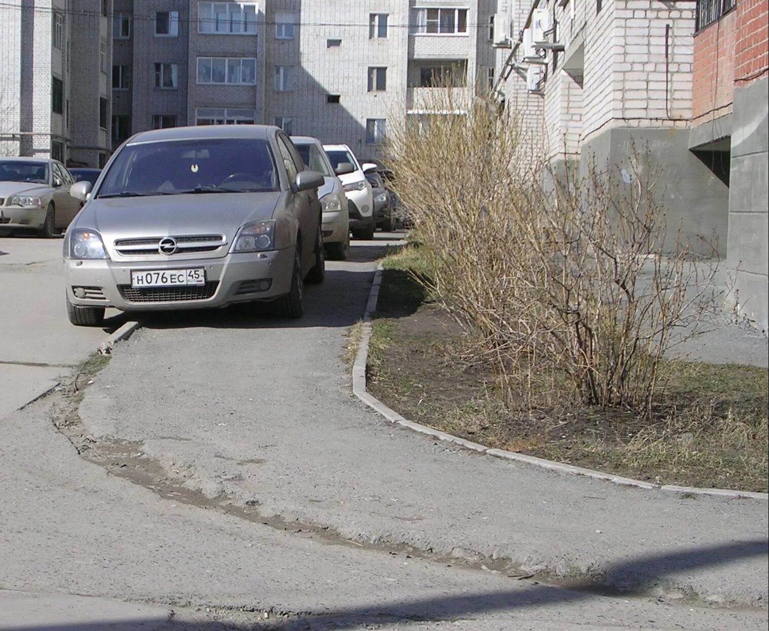 Парковка на тротуаре во дворе жилого дома. Машина во дворе. Парковка во дворе. Автомобили припаркованные на тротуарах. Машина на тротуаре.