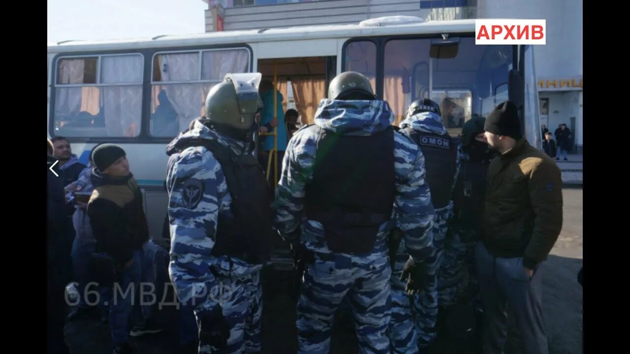 ОМОН на рынке. ОМОН на рынке в Екатеринбурге. База ОМОНА ЕКБ. Облава ОМОНА на рынках 1995.