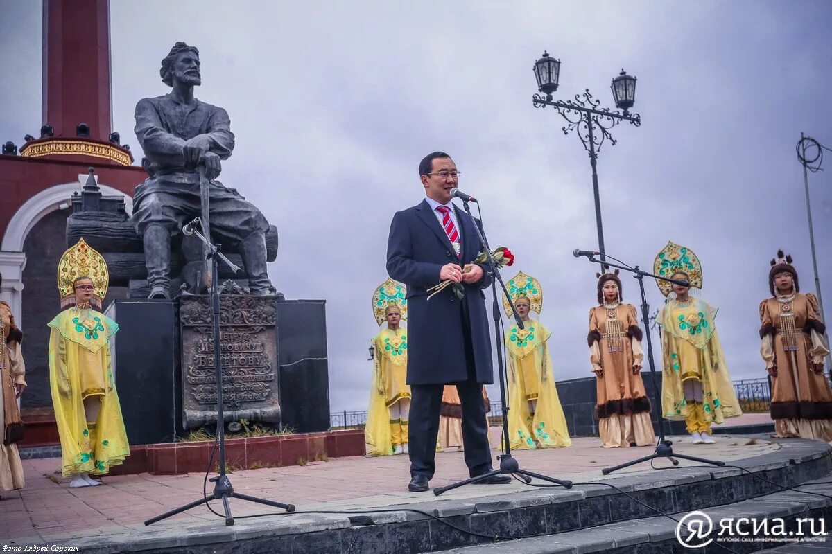 Что делать в якутске. Бекетов Якутск памятник.