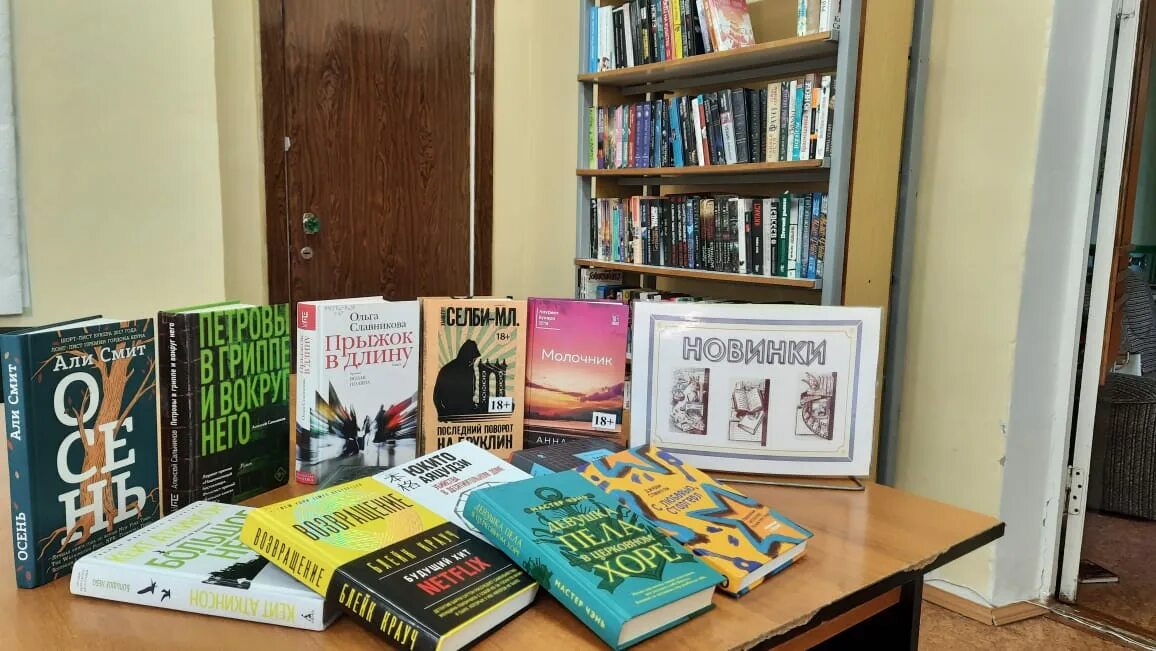 классика или современная литература. человек выбирает книгу. современная художественная литература. современная литература 2018. современная литература 2018.