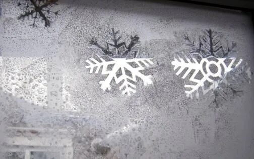 снежинки из снега на окнах. снежинки на окне зубной пастой. узоры на окнах зубной пастой. снежинки искусственным снегом на окнах. снежинки на стекле.