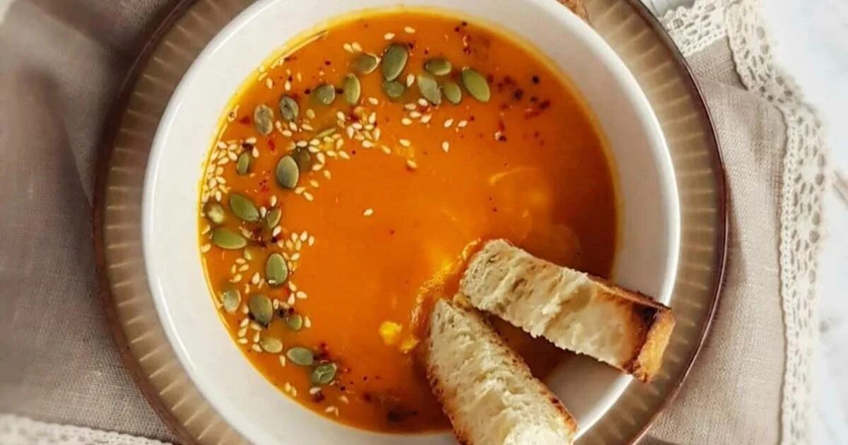 Суп лапша с тыквой. Тыквенный суп пюре в канаде. Итальянский суп пюре. Постный суп пюре. Суп с тыквой и картофелем постный.