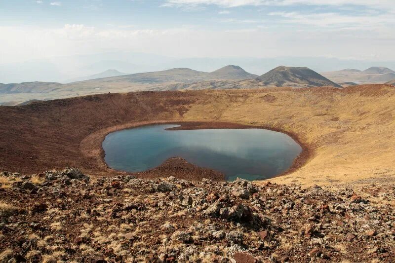 Потухший вулкан в армении. Арагац кратер. Потухший вулкан в армении. Армения вайоц дзор село малишка. Озеро аджаак армения.