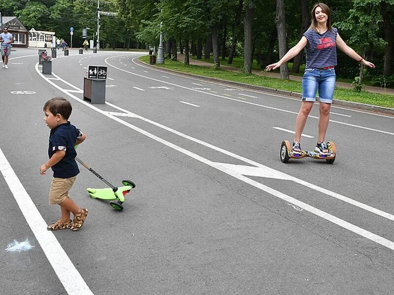 Можно передвигаться по области. Ребенок на самокате на дороге. Пешеход и самокат. Дети катаются на самокате. Средства передвижения для пешеходов.