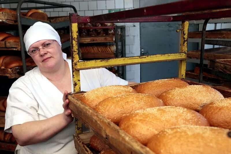 Технолог хлебобулочных изделий. Продавщица в булочной. Фасовка хлеба. Пекарь в пекарне. Хлебный завод каравай.
