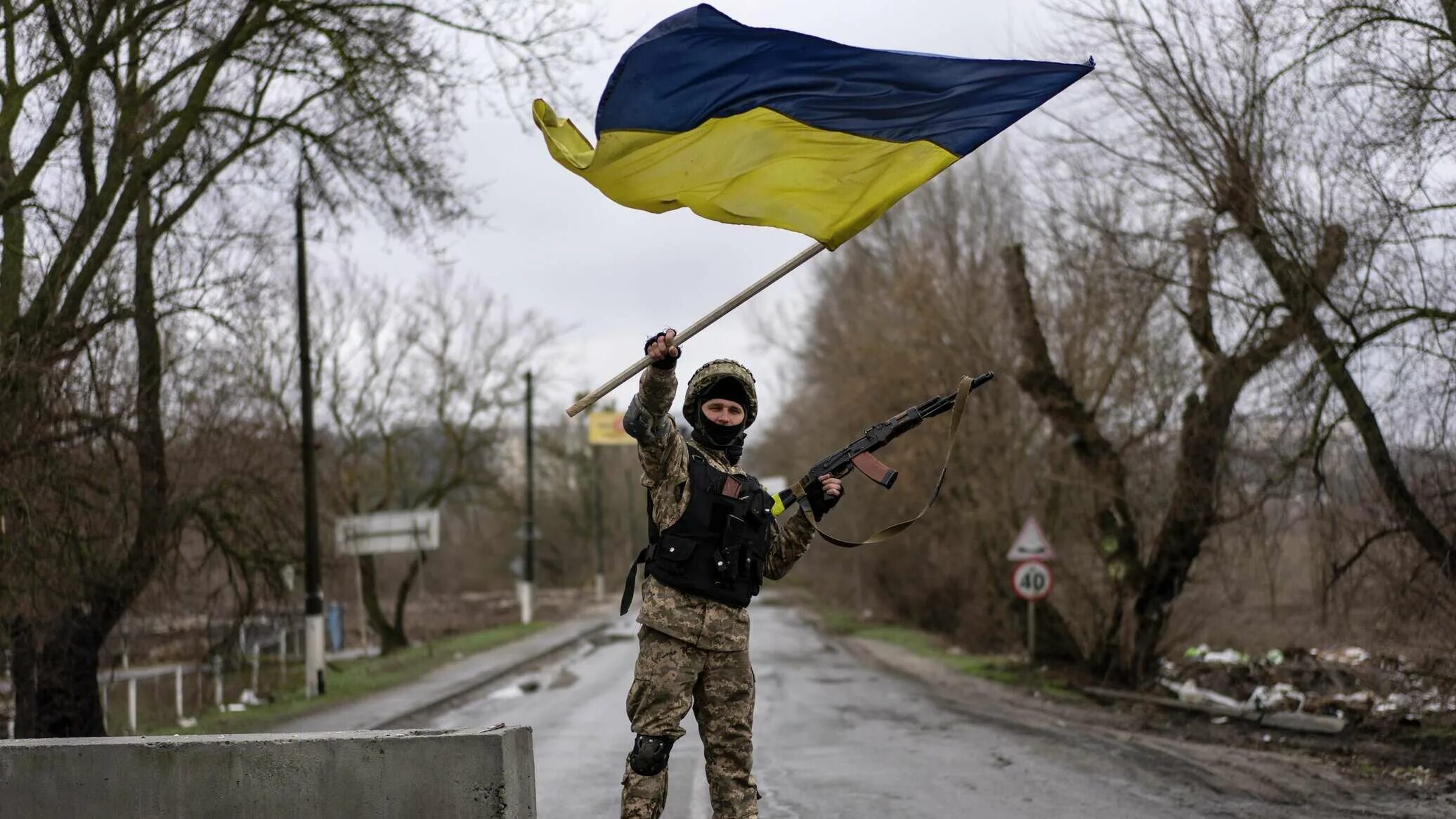 Украинские военные. Украинская армия. Украинский воин. Украинские военные с флагом. Запад против украины