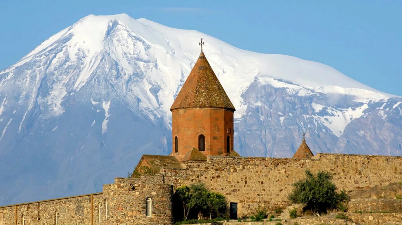 S armenia. Монастырь хор Вирап в Армении. Ереван монастырь хор Вирап. Хор Вирап Арарат. Гора Арарат и хор Вирап.