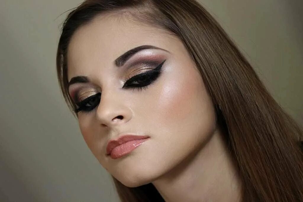 Яркие стрелки макияж. Красивые стрелки макияж. Вечерний макияж со стрелкой. Яркий макияж. Макияж с красными тенями.