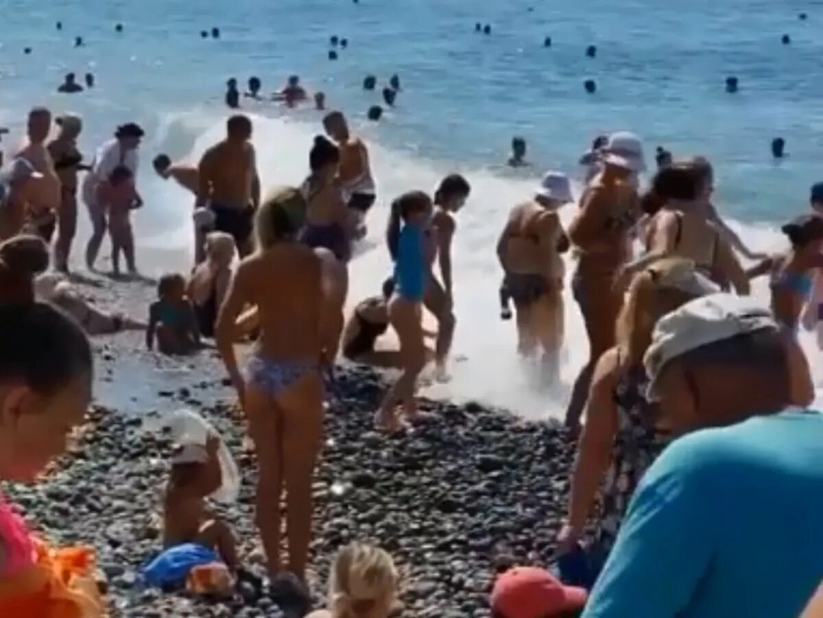 Нудийский пляж сочи. Переполненные пляжи Сочи. Российские пляжи переполнены. Переполненные пляжи Сочи 2020. Люди на пляже Сочи.