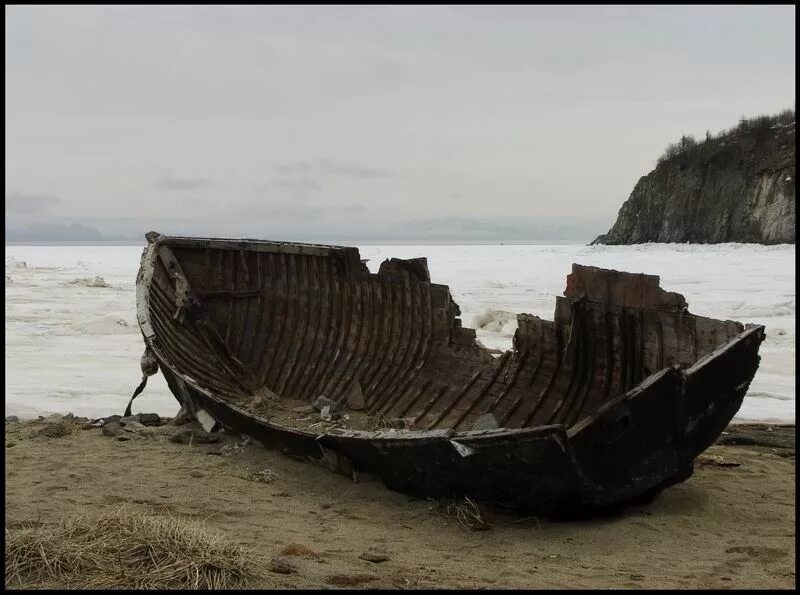 Разбившаяся лодка. Лодка. Разбитая лодка. Старая лодка. Старая лодка на берегу.