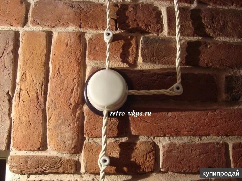 Розетка в кирпичной стене