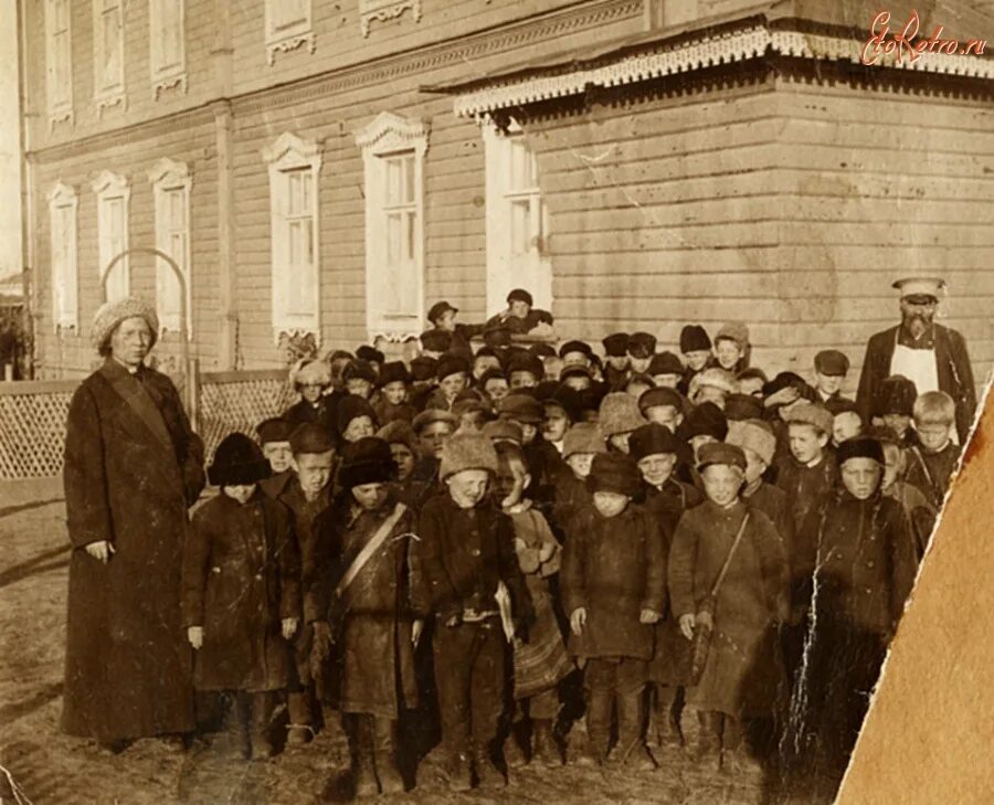 Школа 1920 х годов. Школа 1920е. Балашиха 1920. Школа-девятилетка в Бежице 1920-е года. Карт Джурт школа 1920 годов.