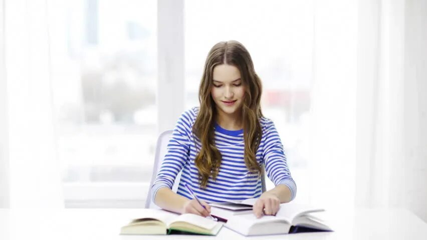 Уверенность подростка. Девушки студентки. A girl holding a book. Красивая студентка с книжками в полный рост. Счастливые подростки.
