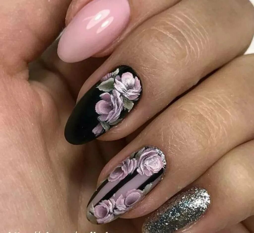 Весенний маникюр красный розовый. Маникюр с цветами. Красивый маникюр с цветами. Весенний маникюр. Красивые ногти с цветочками.