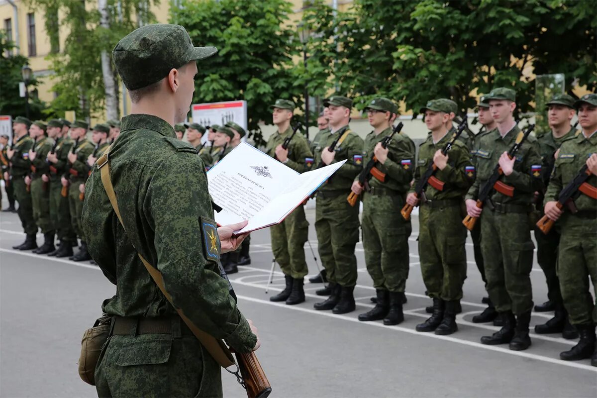 Нужно ли в армию после военной кафедры. Военная Кафедра РГГМУ. Воспитание военнослужащих. Срочники Военная Кафедра. Студенты в армии.