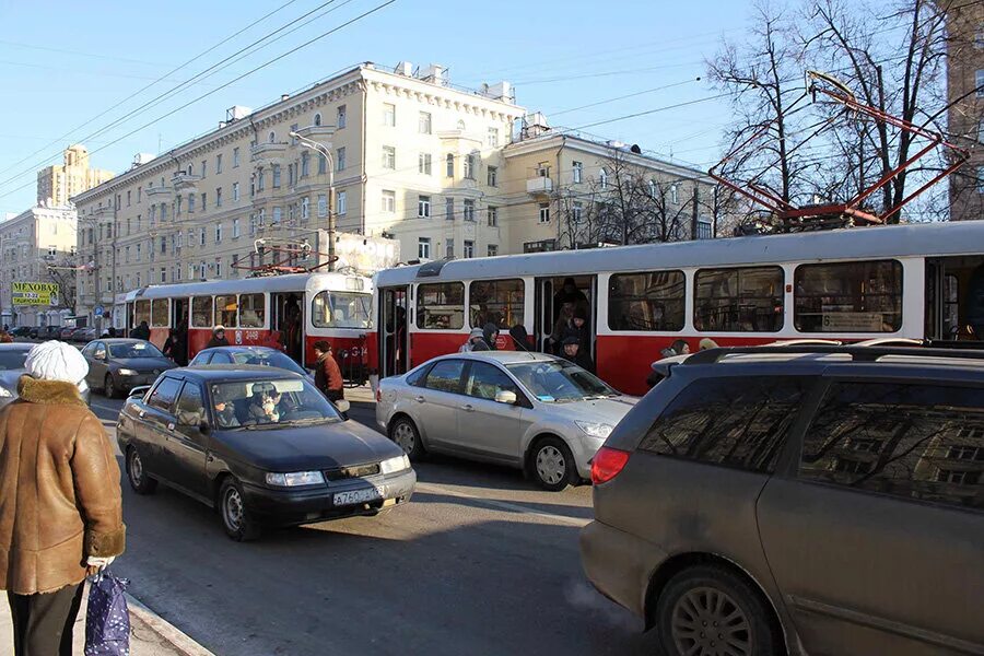 Высадка пассажиров на остановке. Высадка пассажиров трамвая. Места остановок маршрутных транспортных средств. Высадка пассажиров трамвая. Места остановок маршрутных транспортных средств.