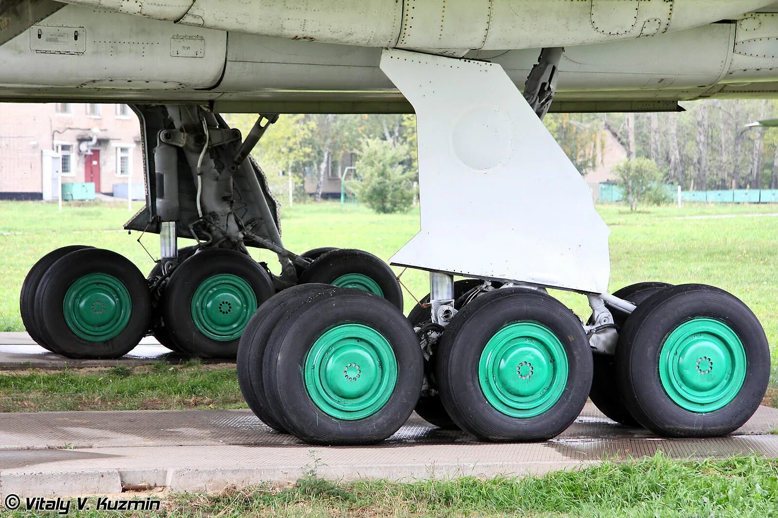 Шасси ту 154. М шасси. Передняя опора шасси ту 154. Су-24м шасси. Су24м передняя стойка.