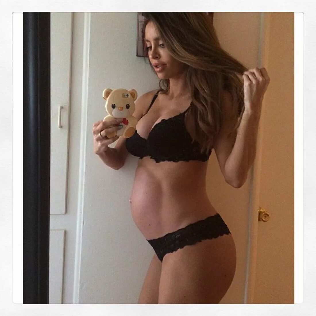 Девушка беременна 1 месяц. Сара стейдж pregnant. сара стейдж на 9 месяце. сара стейдж беременность. сара стейдж беременная фото.