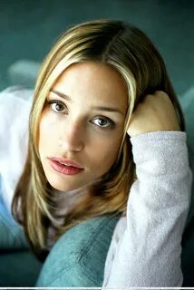 Piper Perabo - High quality image size 2000x2986 of Piper Perabo Photos.