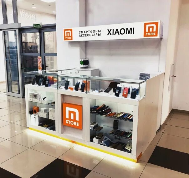 Телефоны xiaomi днс. Витрина Xiaomi. Магазин электроники Xiaomi. Xiaomi Пятигорск магазин. Смартфоны Xiaomi на витрине.