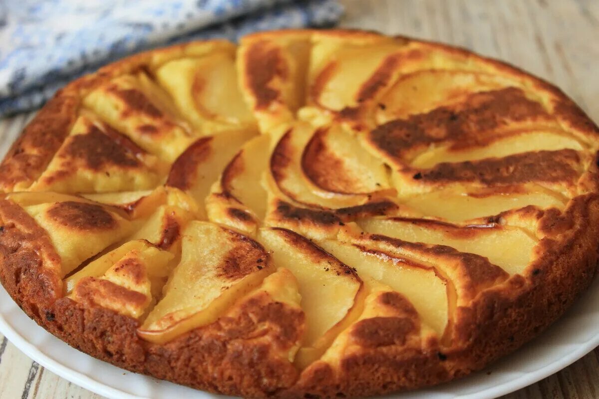 Шарлотка на сковороде. Творожный пирог с яблоками. Пирог с яблоками на сковороде. Творожный пирог на сковороде. Творожный пирог с яблоками на сковороде.