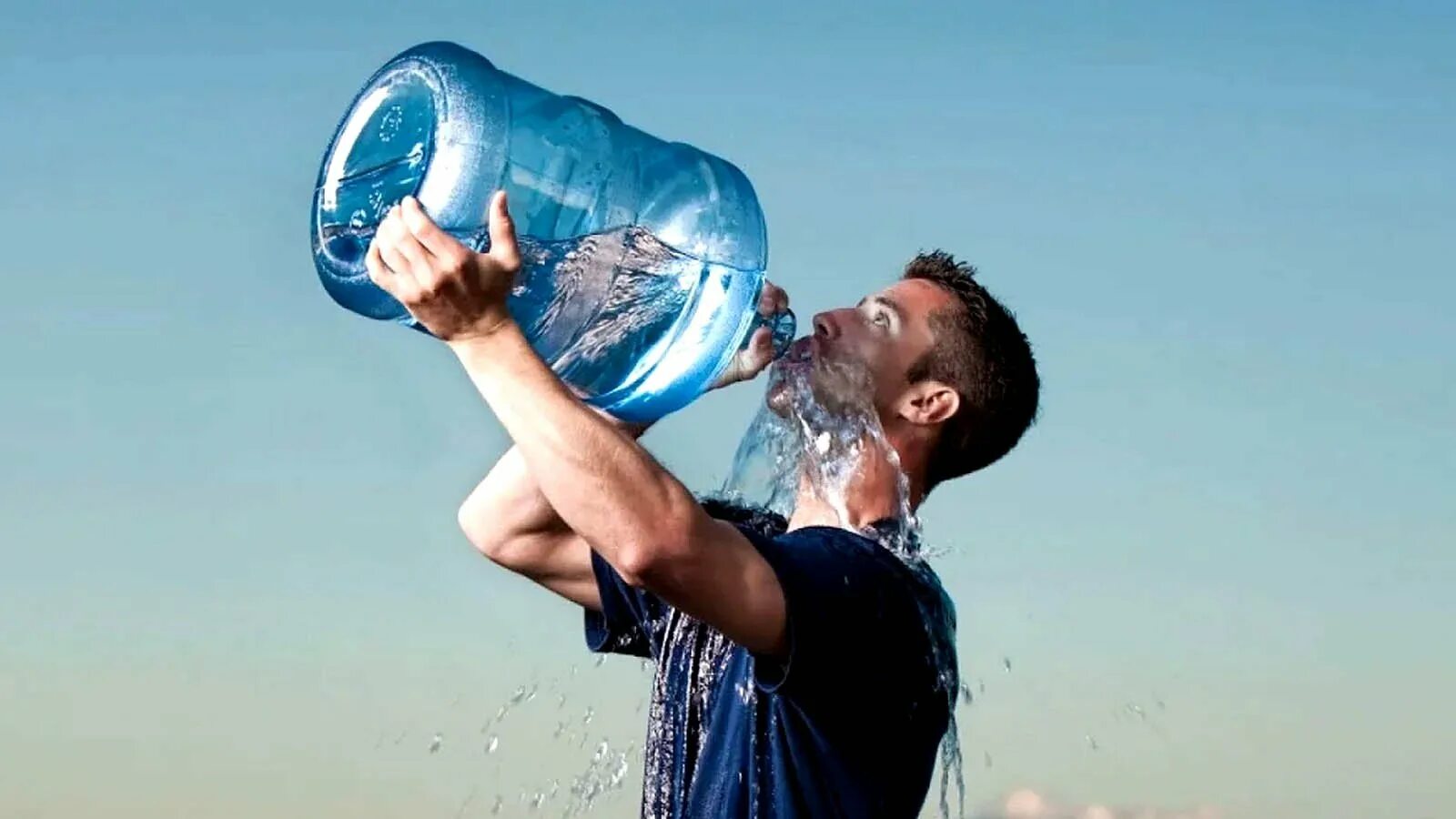 Питьевая вода дали. Человек с бутылкой воды. Пить много воды. Пьет воду из бутылки. Пейте больше воды.