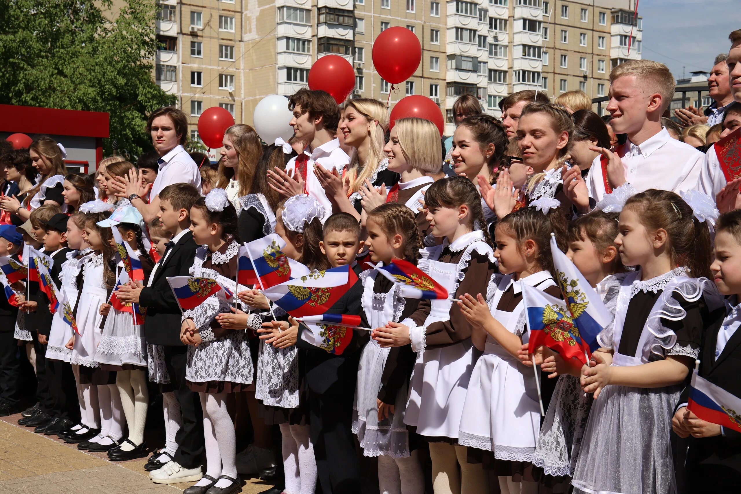Школа 35 начальные классы. Школьная линейка. Школа 35 Белгород. Линейка в школе 2022. Линейка в школе с флагом.