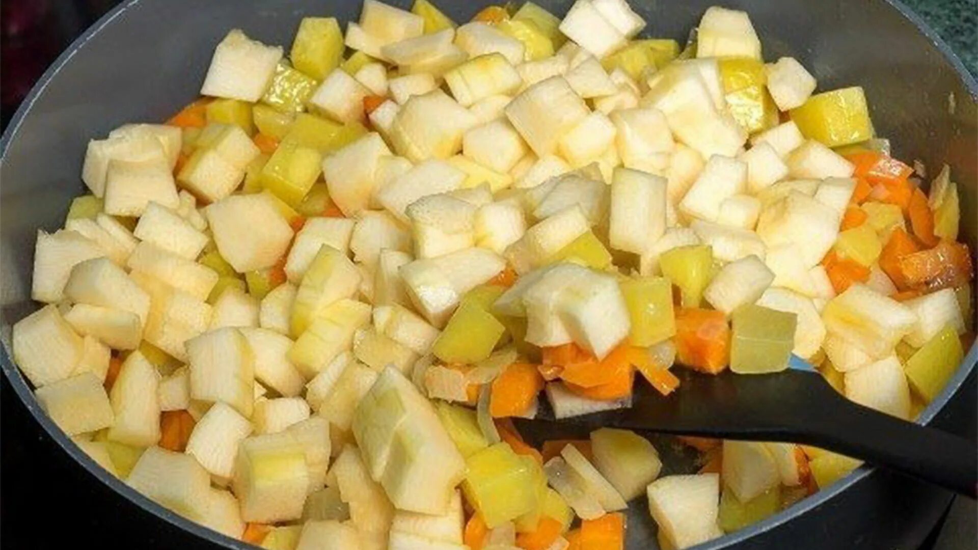 Лук картофель кабачок. Лук картофель кабачок. Суп кабачки картофель. Картофель с кабачками. Кабачок и баклажан.