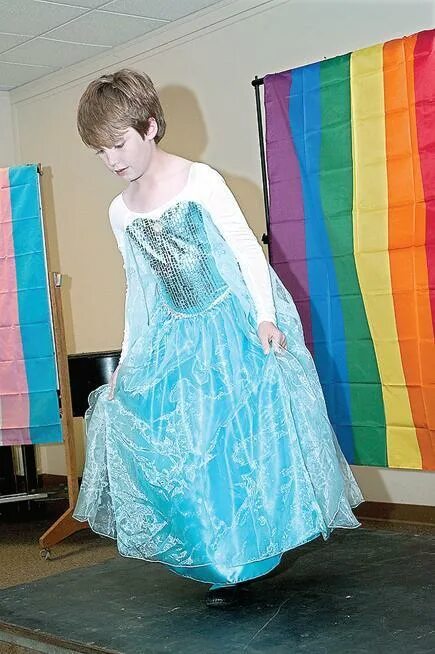 Истории мальчиков в женском. Мальчика переодели в платье. Девочки переодели мальчика в платье. Мальчик одетый в платье. Мальчики в платьях девочек