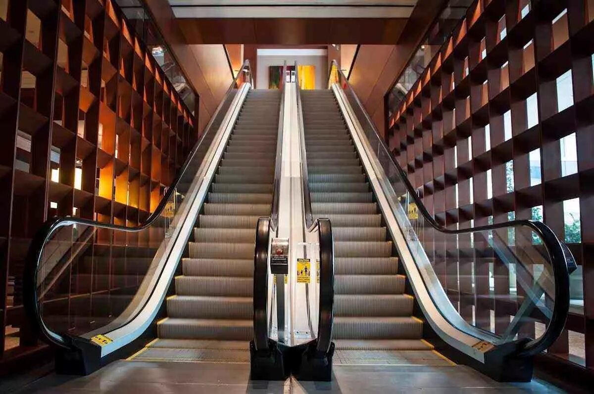 Лифт в метрополитене. Эскалатор. Станция метро Воронцовская эскалатор. Эскалаторы и траволаторы. Поэтажный эскалатор.